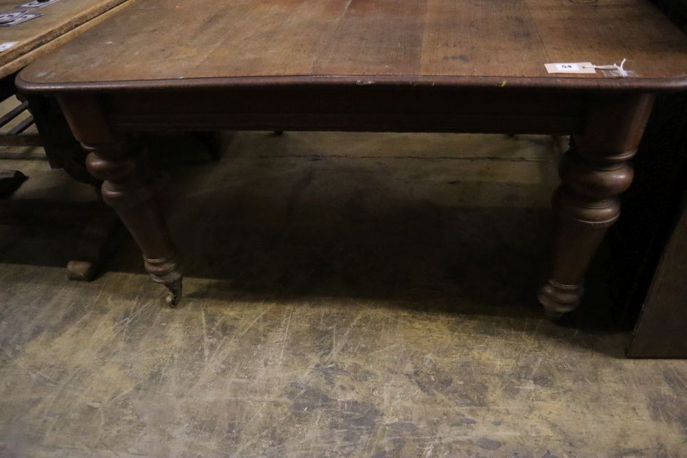 A Victorian oak extending dining table, 185cm extended (one spare leaf), width 120cm height 72cm